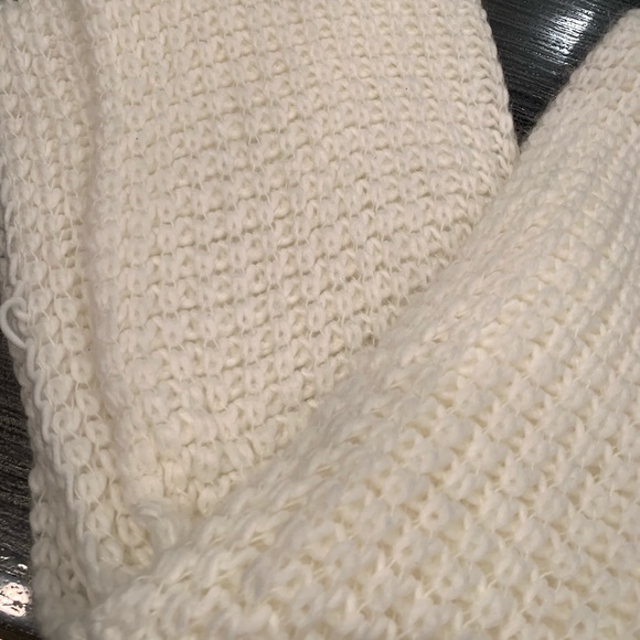 💕3/$40💕 NWOT Ivory Infinity Scarf - Picture 2 of 3